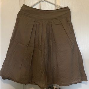 Pleated mocha skirt with grey polka dots